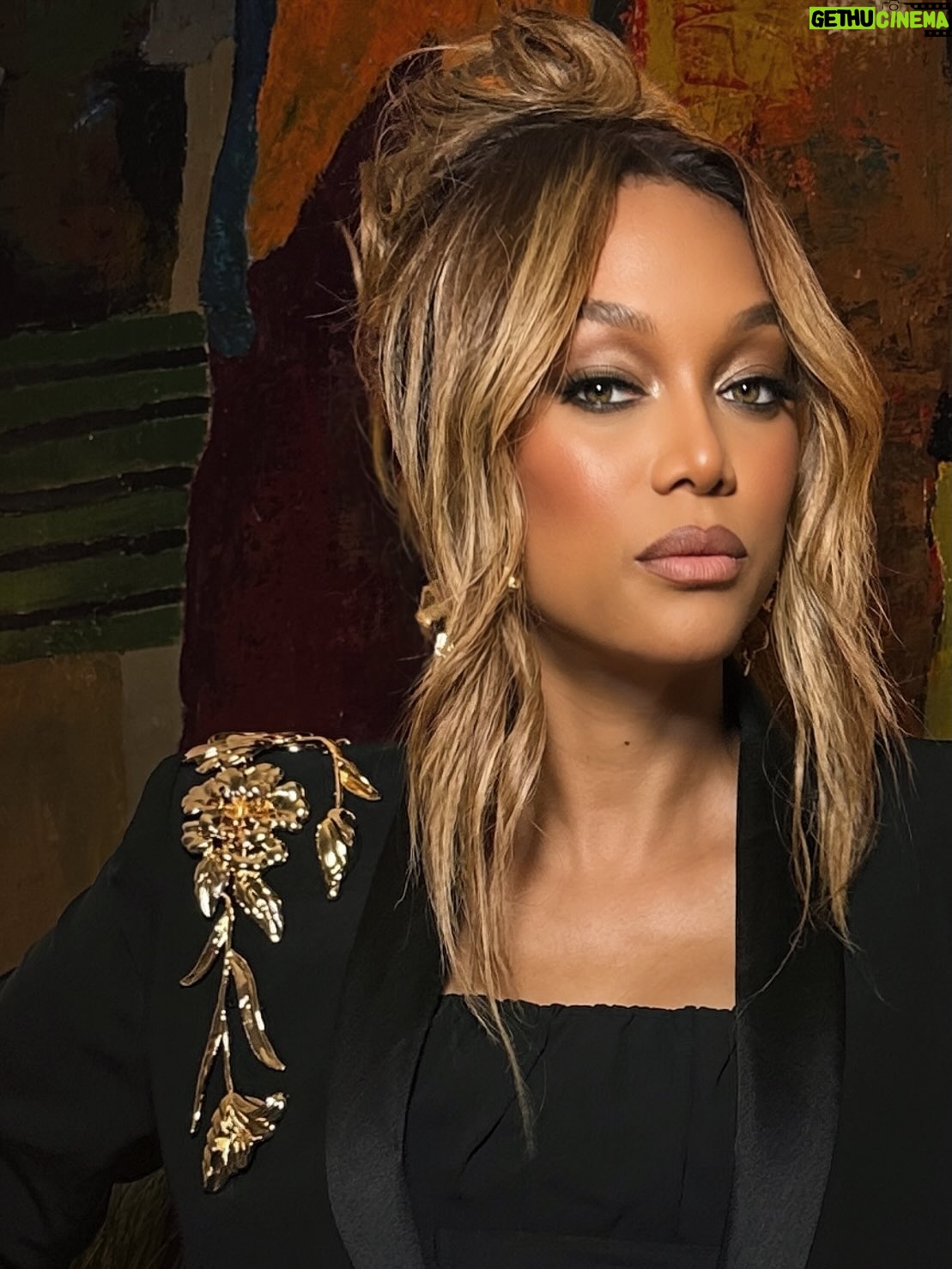 Tyra Banks - 76.7K Likes - When the Supermodel catwalks into the Super Bowl party, the crowd goes…

Styling: @wilfordlenov 
Hair: @lovetaije 
Makeup: @avstinsather
