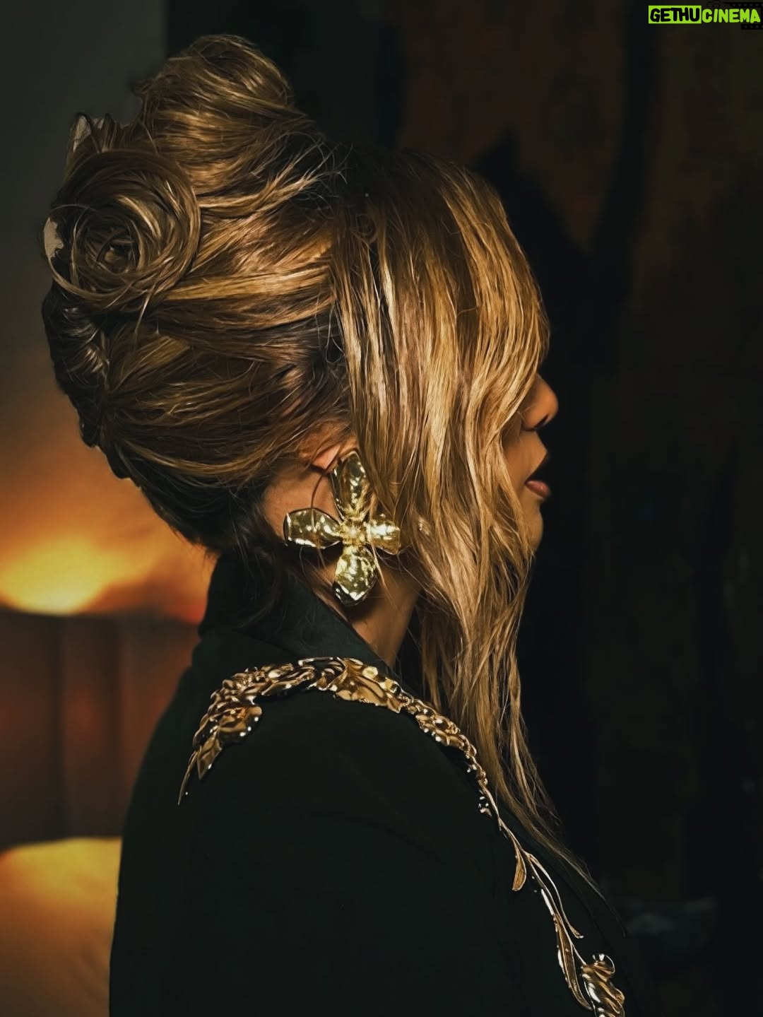 Tyra Banks - 76.7K Likes - When the Supermodel catwalks into the Super Bowl party, the crowd goes…

Styling: @wilfordlenov 
Hair: @lovetaije 
Makeup: @avstinsather