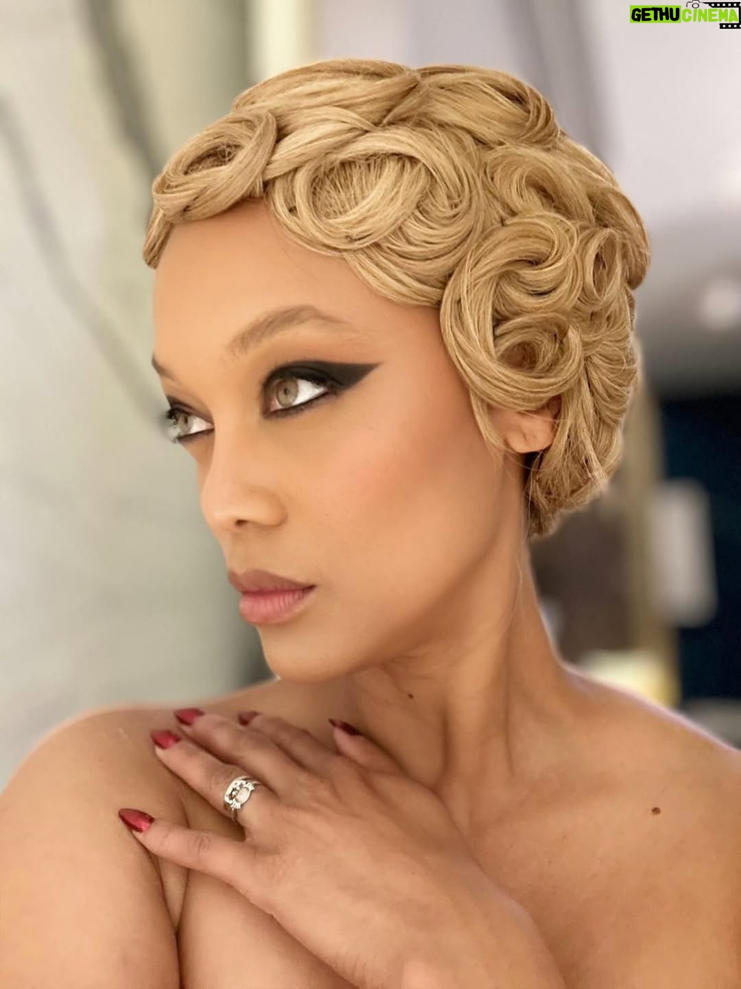 Tyra Banks - 21.5K Likes - Golden TyTy 
All swirled up 💫 
Bathroom mirror magazine - ha!