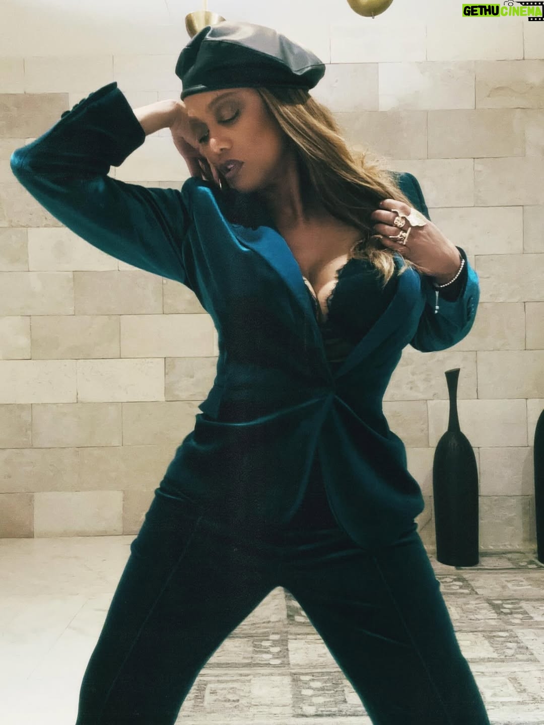 Tyra Banks - 24.6K Likes - OK, so like… wait.
Was it a dream… or was it real?
Because what I experienced at @vidantaworld was so…WOW!

The Estates Suite (I was running around it like a kid).
The warm service (Hi German, you were so precious and so kind.)
The delicious food (OMG… the ribs 😋 and corn with liquid butter).
The spa (Esmeralda, you were a stressed ice-cream-founder’s stress reliever 🧘🏽‍♀️)
The fountain show — next level 💦.
The margaritas (and thank you to the gentleman who introduced me to a Paloma).

And finally… LUDO.
A Cirque du Soleil… shall I say… spectacle… cuz wow… it’s so unique and begins with an experiential dinner. I’m in the experiential food biz, and this surprised and delighted ME. 

Okurrrr??? 

The theater is surrounded by water. I don’t even know how to explain it. It was just… pretty otherworldly.

I can’t wait to come back and next time, I’m bringing the fam. 

Enviando abrazos, besos y SMiZEs a todas las personas tan amables que conocí durante mi estancia. Hasta que nos volvamos a encontrar… ya estoy soñando con volver.

💛TyTy