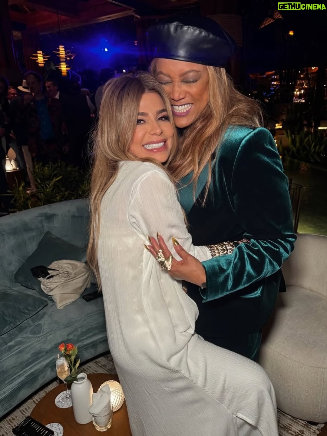 Tyra Banks - 24.6K Likes - OK, so like… wait.
Was it a dream… or was it real?
Because what I experienced at @vidantaworld was so…WOW!

The Estates Suite (I was running around it like a kid).
The warm service (Hi German, you were so precious and so kind.)
The delicious food (OMG… the ribs 😋 and corn with liquid butter).
The spa (Esmeralda, you were a stressed ice-cream-founder’s stress reliever 🧘🏽‍♀️)
The fountain show — next level 💦.
The margaritas (and thank you to the gentleman who introduced me to a Paloma).

And finally… LUDO.
A Cirque du Soleil… shall I say… spectacle… cuz wow… it’s so unique and begins with an experiential dinner. I’m in the experiential food biz, and this surprised and delighted ME. 

Okurrrr??? 

The theater is surrounded by water. I don’t even know how to explain it. It was just… pretty otherworldly.

I can’t wait to come back and next time, I’m bringing the fam. 

Enviando abrazos, besos y SMiZEs a todas las personas tan amables que conocí durante mi estancia. Hasta que nos volvamos a encontrar… ya estoy soñando con volver.

💛TyTy