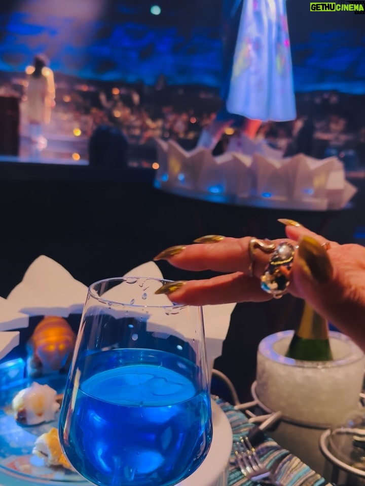 Tyra Banks - 24.6K Likes - OK, so like… wait.
Was it a dream… or was it real?
Because what I experienced at @vidantaworld was so…WOW!

The Estates Suite (I was running around it like a kid).
The warm service (Hi German, you were so precious and so kind.)
The delicious food (OMG… the ribs 😋 and corn with liquid butter).
The spa (Esmeralda, you were a stressed ice-cream-founder’s stress reliever 🧘🏽‍♀️)
The fountain show — next level 💦.
The margaritas (and thank you to the gentleman who introduced me to a Paloma).

And finally… LUDO.
A Cirque du Soleil… shall I say… spectacle… cuz wow… it’s so unique and begins with an experiential dinner. I’m in the experiential food biz, and this surprised and delighted ME. 

Okurrrr??? 

The theater is surrounded by water. I don’t even know how to explain it. It was just… pretty otherworldly.

I can’t wait to come back and next time, I’m bringing the fam. 

Enviando abrazos, besos y SMiZEs a todas las personas tan amables que conocí durante mi estancia. Hasta que nos volvamos a encontrar… ya estoy soñando con volver.

💛TyTy