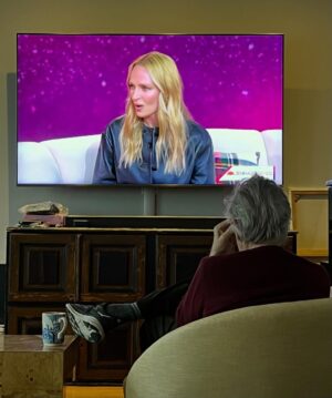 Uma Thurman Instagram - Highlight of Giving Tuesday… my dad watching me talk about @roomtogroworg on @jennaandfriends !! #roomtogrow #givingtuesday #fortnite 🔵🟦🍁💅