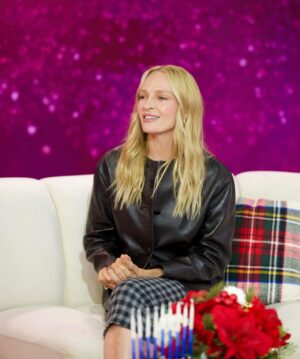 Uma Thurman Instagram - Highlight of Giving Tuesday… my dad watching me talk about @roomtogroworg on @jennaandfriends !! #roomtogrow #givingtuesday #fortnite 🔵🟦🍁💅