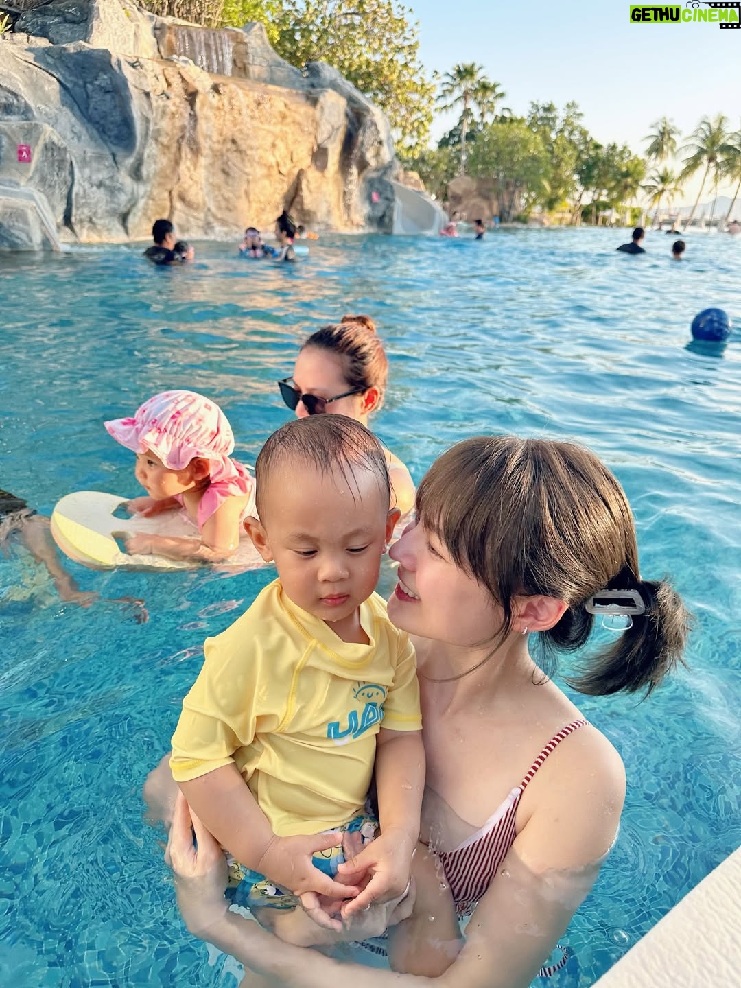 Ungsumalynn Sirapatsakmetha - 232.8K Likes - อยู่กับพ่อสายฮา พอแม่อุ้มมาเข้าโหมดสายแฟทันทีเลยนะออโรร่า😎 หน้าตึงได้อีกลูก555