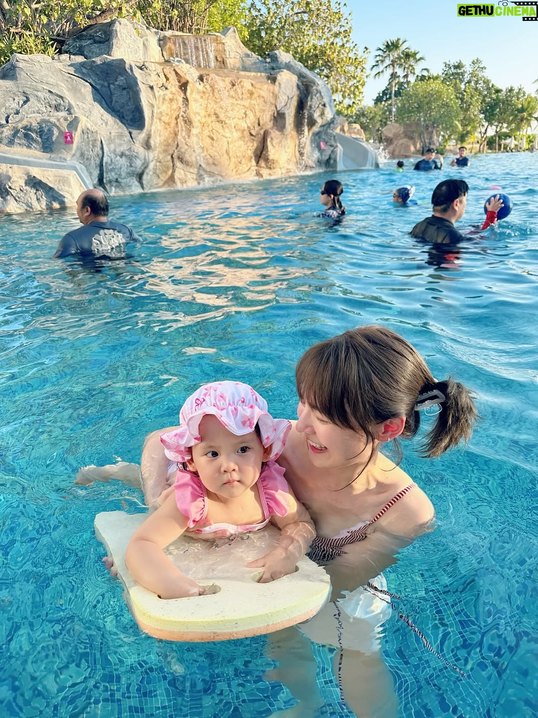Ungsumalynn Sirapatsakmetha - 232.8K Likes - อยู่กับพ่อสายฮา พอแม่อุ้มมาเข้าโหมดสายแฟทันทีเลยนะออโรร่า😎 หน้าตึงได้อีกลูก555