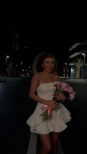 Uzel Kerimova Instagram - “Özünüzü sevin və gülümsəməkdən qorxmayın, çünki yaşamaq gözəl bir şeydir” deyib Marilyn Monroe. 

Parlamaqdan da qorxmayın, dünya qadın ruhu ilə gözəlləşir ✨🤍 

Günümüz mübarək, Çiçəklər 🤍🌸