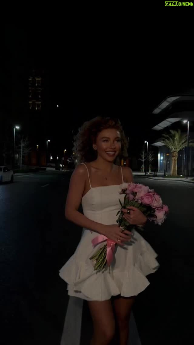 Uzel Kerimova - 20.4K Likes - “Özünüzü sevin və gülümsəməkdən qorxmayın, çünki yaşamaq gözəl bir şeydir” deyib Marilyn Monroe. 

Parlamaqdan da qorxmayın, dünya qadın ruhu ilə gözəlləşir ✨🤍 

Günümüz mübarək, Çiçəklər 🤍🌸