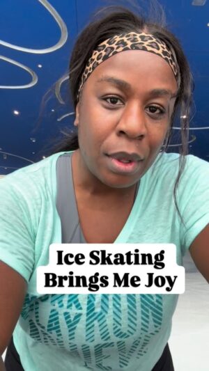 Uzo Aduba Instagram - Back in my Figure Skating Bag. ⛸️

You guys, I haven’t skated regularly and/or competitively since I was 15 years old. Skating brought me so much joy when I was younger, and I wanted to bring that joy into this new chapter of my life as well. 

To everyone getting back to what moves them. 
I see you! 🫶🏿