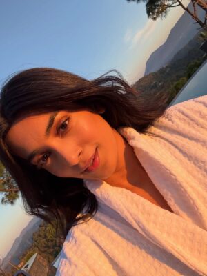 Vaishnavi Andhale Instagram - bits of me across the world from front camera POV 🩵