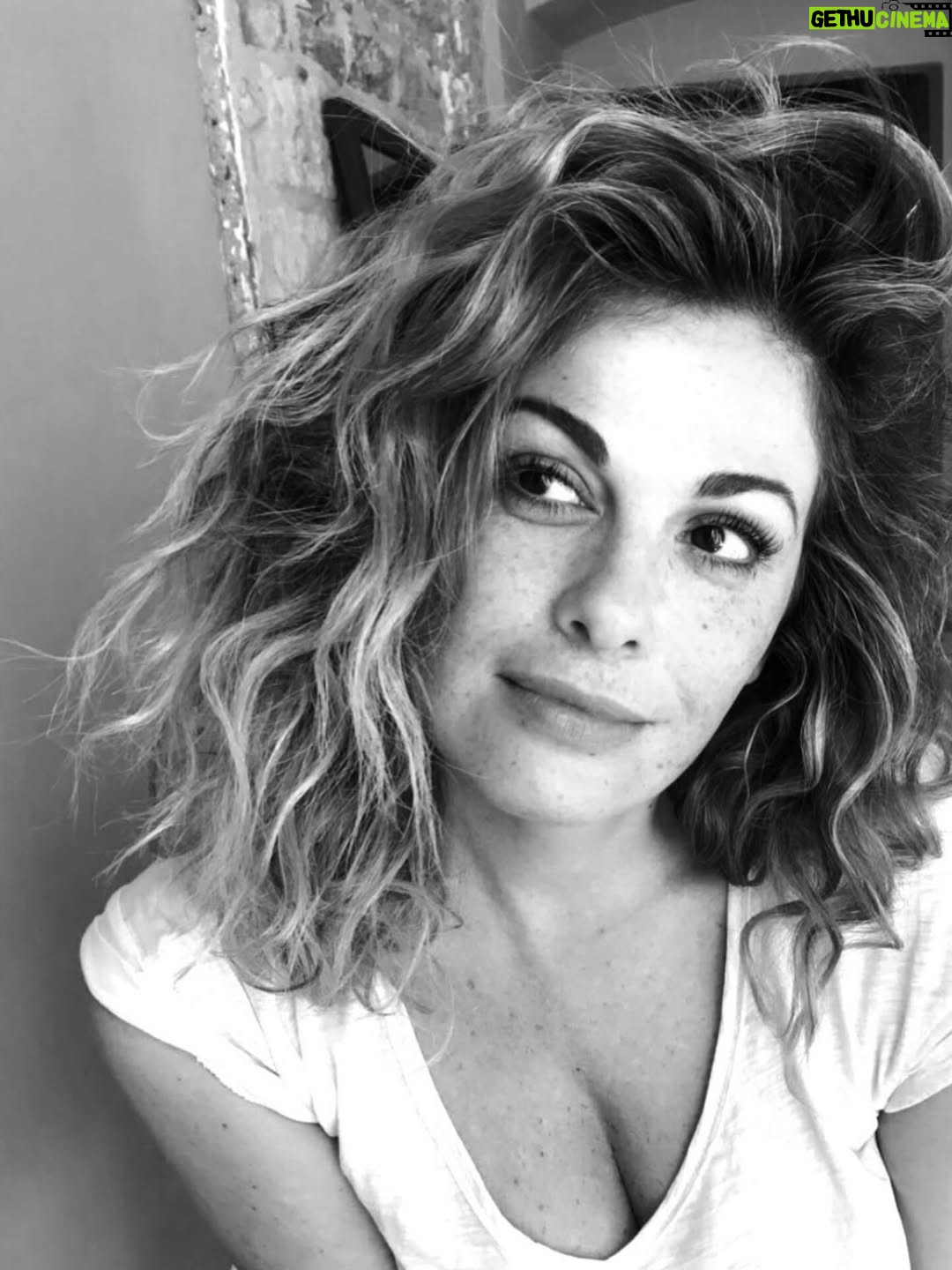 Vanessa Incontrada - 40.9K Likes - Questa mattina mi sono svegliata così 😜😜😊🦋🎈