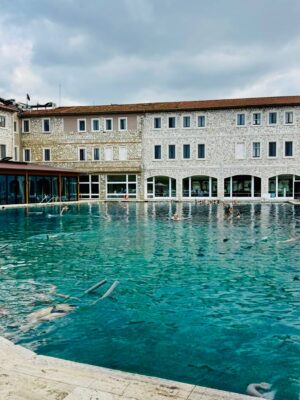 Vanessa Incontrada Instagram - Il mio weekend di relax dopo mesi no stop… 🧘‍♀️❤️

@termedisaturnia #thanksforthegift