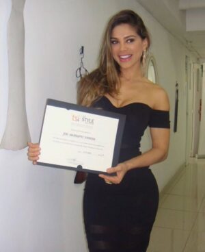 Vanessa Jeri Instagram - ✨ Trend #2016 ✨

TV, estudios y muchos sueños en movimiento 🎬📚✈️
Conduciendo Hola a Todos, luego Combate.

Al mismo tiempo, seguía estudiando Asesoría de Imagen Personal, carrera que terminé obteniendo el primer puesto 🥇.

Desde que empecé en la tele no he parado de viajar.
Y qué suerte encontrar un amor bonito RG 🫶🏼 con el mismo espíritu viajero 🌍 

Este año estuvimos en … 
🇪🇸 España (Madrid, Barcelona)
🇮🇹 Italia (Roma, Florencia)
🇦🇹 Austria (Viena, Salzburgo)
🇳🇱 Holanda (Ámsterdam, Eindhoven, Roermond) 

…y hasta un concierto de The Rolling Stones 🎶

Movimiento,Crecimiento y Sueños cumplidos ✨🤩✨