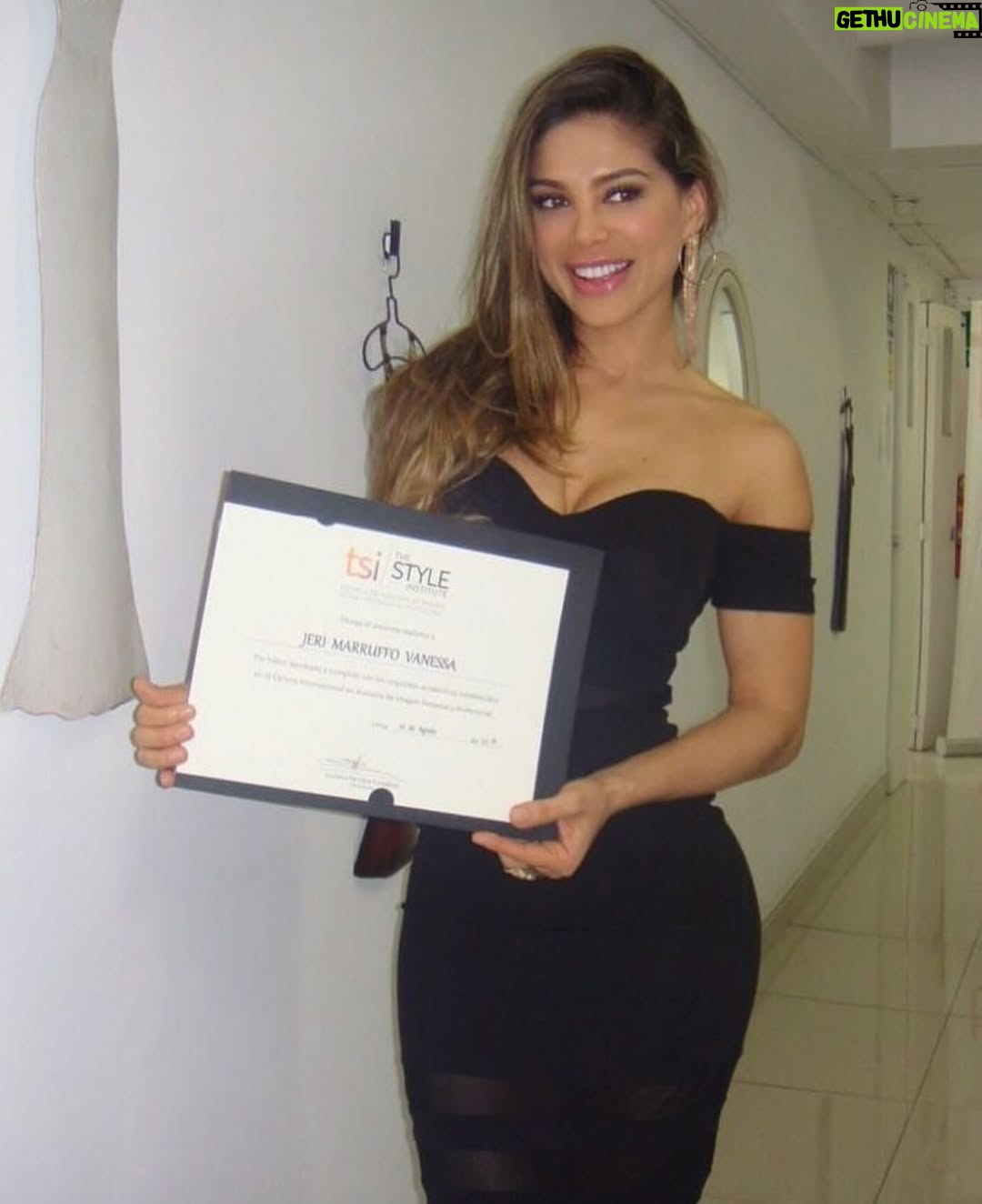 Vanessa Jeri - 8K Likes - ✨ Trend #2016 ✨

TV, estudios y muchos sueños en movimiento 🎬📚✈️
Conduciendo Hola a Todos, luego Combate.

Al mismo tiempo, seguía estudiando Asesoría de Imagen Personal, carrera que terminé obteniendo el primer puesto 🥇.

Desde que empecé en la tele no he parado de viajar.
Y qué suerte encontrar un amor bonito RG 🫶🏼 con el mismo espíritu viajero 🌍 

Este año estuvimos en … 
🇪🇸 España (Madrid, Barcelona)
🇮🇹 Italia (Roma, Florencia)
🇦🇹 Austria (Viena, Salzburgo)
🇳🇱 Holanda (Ámsterdam, Eindhoven, Roermond) 

…y hasta un concierto de The Rolling Stones 🎶

Movimiento,Crecimiento y Sueños cumplidos ✨🤩✨