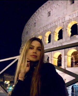 Vanessa Jeri Instagram - ✨ Trend #2016 ✨

TV, estudios y muchos sueños en movimiento 🎬📚✈️
Conduciendo Hola a Todos, luego Combate.

Al mismo tiempo, seguía estudiando Asesoría de Imagen Personal, carrera que terminé obteniendo el primer puesto 🥇.

Desde que empecé en la tele no he parado de viajar.
Y qué suerte encontrar un amor bonito RG 🫶🏼 con el mismo espíritu viajero 🌍 

Este año estuvimos en … 
🇪🇸 España (Madrid, Barcelona)
🇮🇹 Italia (Roma, Florencia)
🇦🇹 Austria (Viena, Salzburgo)
🇳🇱 Holanda (Ámsterdam, Eindhoven, Roermond) 

…y hasta un concierto de The Rolling Stones 🎶

Movimiento,Crecimiento y Sueños cumplidos ✨🤩✨