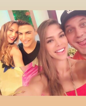 Vanessa Jeri Instagram - ✨ Trend #2016 ✨

TV, estudios y muchos sueños en movimiento 🎬📚✈️
Conduciendo Hola a Todos, luego Combate.

Al mismo tiempo, seguía estudiando Asesoría de Imagen Personal, carrera que terminé obteniendo el primer puesto 🥇.

Desde que empecé en la tele no he parado de viajar.
Y qué suerte encontrar un amor bonito RG 🫶🏼 con el mismo espíritu viajero 🌍 

Este año estuvimos en … 
🇪🇸 España (Madrid, Barcelona)
🇮🇹 Italia (Roma, Florencia)
🇦🇹 Austria (Viena, Salzburgo)
🇳🇱 Holanda (Ámsterdam, Eindhoven, Roermond) 

…y hasta un concierto de The Rolling Stones 🎶

Movimiento,Crecimiento y Sueños cumplidos ✨🤩✨