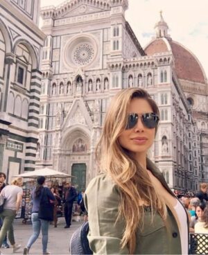 Vanessa Jeri Instagram - ✨ Trend #2016 ✨

TV, estudios y muchos sueños en movimiento 🎬📚✈️
Conduciendo Hola a Todos, luego Combate.

Al mismo tiempo, seguía estudiando Asesoría de Imagen Personal, carrera que terminé obteniendo el primer puesto 🥇.

Desde que empecé en la tele no he parado de viajar.
Y qué suerte encontrar un amor bonito RG 🫶🏼 con el mismo espíritu viajero 🌍 

Este año estuvimos en … 
🇪🇸 España (Madrid, Barcelona)
🇮🇹 Italia (Roma, Florencia)
🇦🇹 Austria (Viena, Salzburgo)
🇳🇱 Holanda (Ámsterdam, Eindhoven, Roermond) 

…y hasta un concierto de The Rolling Stones 🎶

Movimiento,Crecimiento y Sueños cumplidos ✨🤩✨