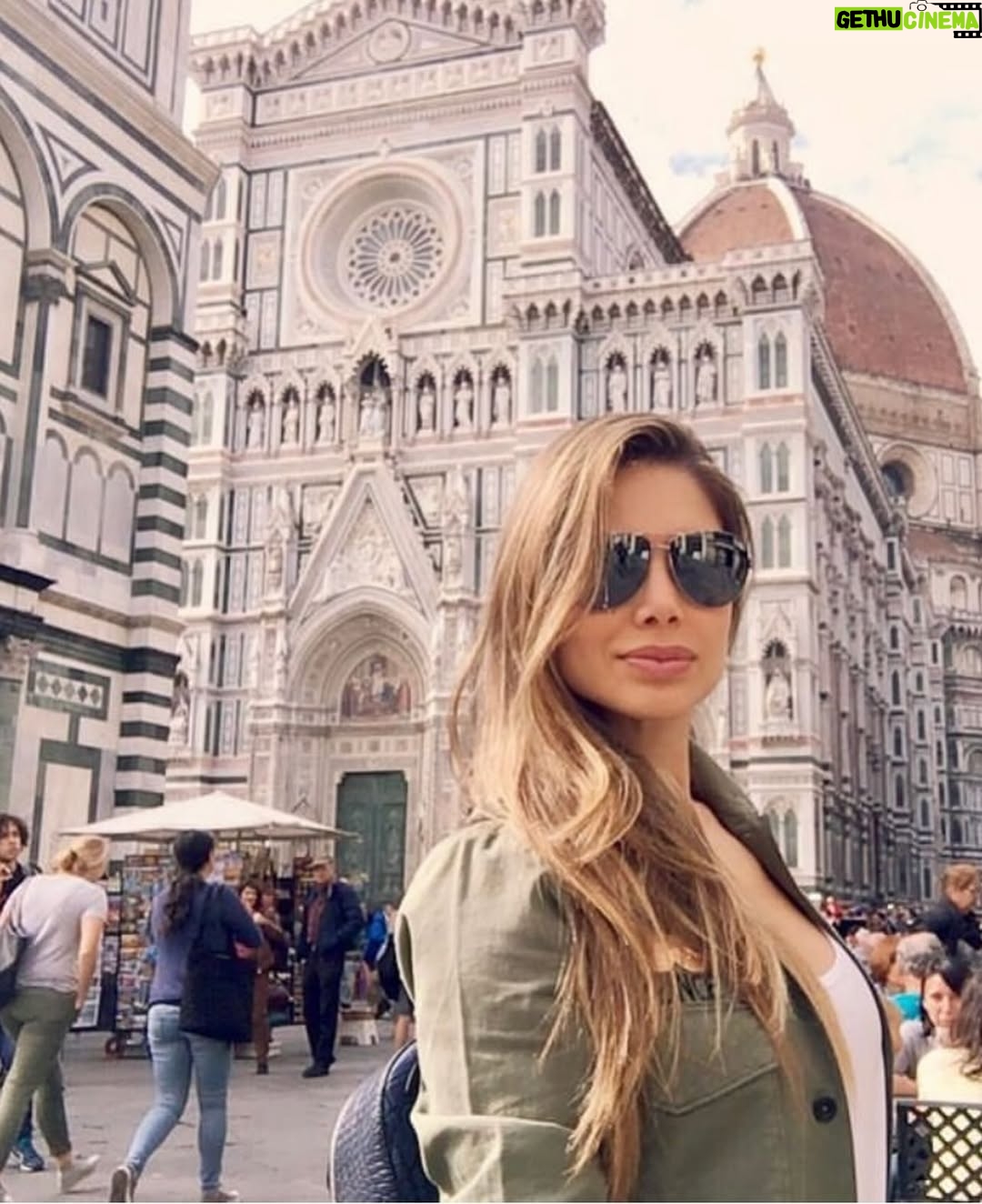 Vanessa Jeri - 8K Likes - ✨ Trend #2016 ✨

TV, estudios y muchos sueños en movimiento 🎬📚✈️
Conduciendo Hola a Todos, luego Combate.

Al mismo tiempo, seguía estudiando Asesoría de Imagen Personal, carrera que terminé obteniendo el primer puesto 🥇.

Desde que empecé en la tele no he parado de viajar.
Y qué suerte encontrar un amor bonito RG 🫶🏼 con el mismo espíritu viajero 🌍 

Este año estuvimos en … 
🇪🇸 España (Madrid, Barcelona)
🇮🇹 Italia (Roma, Florencia)
🇦🇹 Austria (Viena, Salzburgo)
🇳🇱 Holanda (Ámsterdam, Eindhoven, Roermond) 

…y hasta un concierto de The Rolling Stones 🎶

Movimiento,Crecimiento y Sueños cumplidos ✨🤩✨