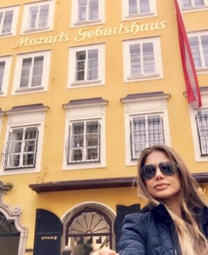 Vanessa Jeri Instagram - ✨ Trend #2016 ✨

TV, estudios y muchos sueños en movimiento 🎬📚✈️
Conduciendo Hola a Todos, luego Combate.

Al mismo tiempo, seguía estudiando Asesoría de Imagen Personal, carrera que terminé obteniendo el primer puesto 🥇.

Desde que empecé en la tele no he parado de viajar.
Y qué suerte encontrar un amor bonito RG 🫶🏼 con el mismo espíritu viajero 🌍 

Este año estuvimos en … 
🇪🇸 España (Madrid, Barcelona)
🇮🇹 Italia (Roma, Florencia)
🇦🇹 Austria (Viena, Salzburgo)
🇳🇱 Holanda (Ámsterdam, Eindhoven, Roermond) 

…y hasta un concierto de The Rolling Stones 🎶

Movimiento,Crecimiento y Sueños cumplidos ✨🤩✨