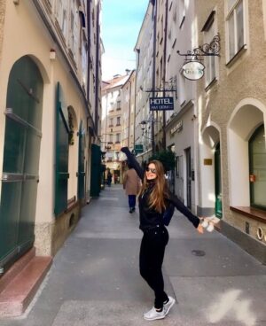 Vanessa Jeri Instagram - ✨ Trend #2016 ✨

TV, estudios y muchos sueños en movimiento 🎬📚✈️
Conduciendo Hola a Todos, luego Combate.

Al mismo tiempo, seguía estudiando Asesoría de Imagen Personal, carrera que terminé obteniendo el primer puesto 🥇.

Desde que empecé en la tele no he parado de viajar.
Y qué suerte encontrar un amor bonito RG 🫶🏼 con el mismo espíritu viajero 🌍 

Este año estuvimos en … 
🇪🇸 España (Madrid, Barcelona)
🇮🇹 Italia (Roma, Florencia)
🇦🇹 Austria (Viena, Salzburgo)
🇳🇱 Holanda (Ámsterdam, Eindhoven, Roermond) 

…y hasta un concierto de The Rolling Stones 🎶

Movimiento,Crecimiento y Sueños cumplidos ✨🤩✨