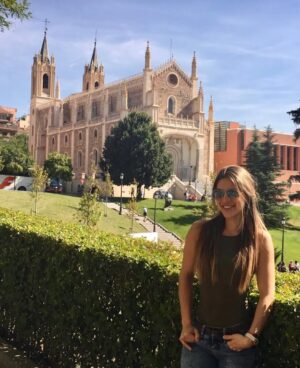 Vanessa Jeri Instagram - ✨ Trend #2016 ✨

TV, estudios y muchos sueños en movimiento 🎬📚✈️
Conduciendo Hola a Todos, luego Combate.

Al mismo tiempo, seguía estudiando Asesoría de Imagen Personal, carrera que terminé obteniendo el primer puesto 🥇.

Desde que empecé en la tele no he parado de viajar.
Y qué suerte encontrar un amor bonito RG 🫶🏼 con el mismo espíritu viajero 🌍 

Este año estuvimos en … 
🇪🇸 España (Madrid, Barcelona)
🇮🇹 Italia (Roma, Florencia)
🇦🇹 Austria (Viena, Salzburgo)
🇳🇱 Holanda (Ámsterdam, Eindhoven, Roermond) 

…y hasta un concierto de The Rolling Stones 🎶

Movimiento,Crecimiento y Sueños cumplidos ✨🤩✨