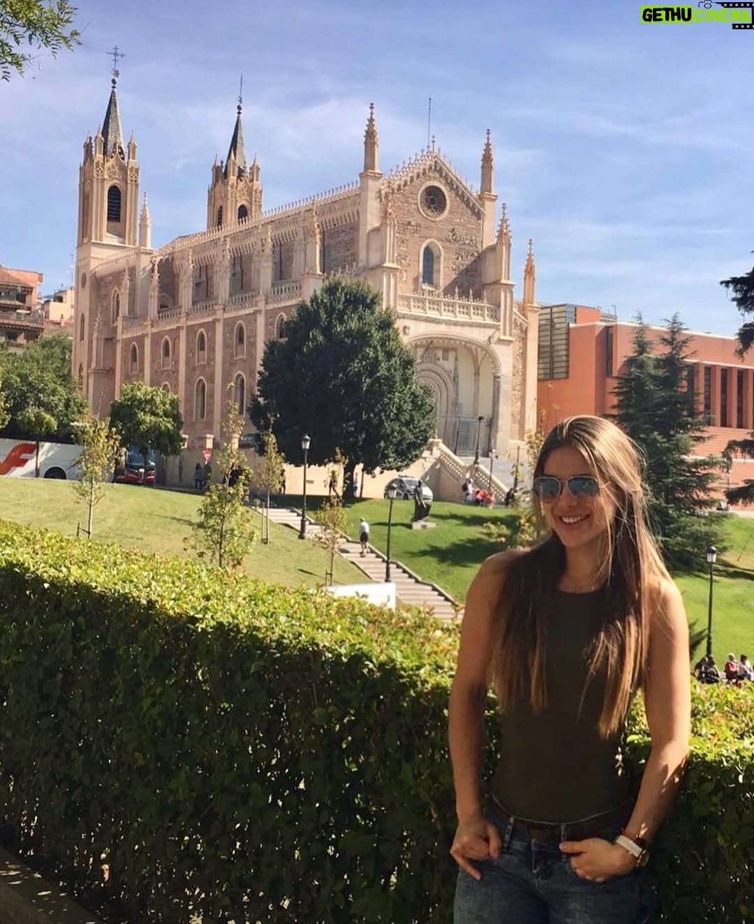 Vanessa Jeri - 8K Likes - ✨ Trend #2016 ✨

TV, estudios y muchos sueños en movimiento 🎬📚✈️
Conduciendo Hola a Todos, luego Combate.

Al mismo tiempo, seguía estudiando Asesoría de Imagen Personal, carrera que terminé obteniendo el primer puesto 🥇.

Desde que empecé en la tele no he parado de viajar.
Y qué suerte encontrar un amor bonito RG 🫶🏼 con el mismo espíritu viajero 🌍 

Este año estuvimos en … 
🇪🇸 España (Madrid, Barcelona)
🇮🇹 Italia (Roma, Florencia)
🇦🇹 Austria (Viena, Salzburgo)
🇳🇱 Holanda (Ámsterdam, Eindhoven, Roermond) 

…y hasta un concierto de The Rolling Stones 🎶

Movimiento,Crecimiento y Sueños cumplidos ✨🤩✨