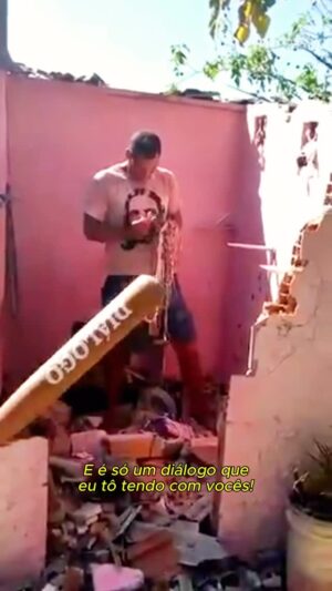 Vanessa da Mata Instagram - Escrevi a letra e música de “Eu Te Apoio Em Sua Fé” depois que vi, no telejornal, um Babalorixá ser atacado por uma milícia que dizia estar em nome de Jesus. Sem perceberem o detalhe: o pai de santo estava com uma camiseta de Jesus Cristo, enquanto a milícia tinha armas e muita munição de violência e anti-amor.

Eu Te Apoio Em Sua Fé
Composição: Vanessa da Mata
 
Na camiseta que Baba usava
Era um Jesus a guia
E a simbologia era de amor
Enquanto homens armados
Quebravam sua casa e seu templo
Impondo aos ventos
Um Jesus de horror
 
Na camiseta que Baba usava
Era um Jesus a guia
Quem não entendia os recados de Deus
Que são para todos
As ações de amparo e de esperança
O resto é intriga
De quem lucra com seus
 
E quanto mais se fragiliza
O medo paralisa
Mais fantoches da paranoia
E essa gente tão sofrida
Que vivia à deriva
Se cerca de inimigos lá fora
 
Que sofrimento
Vim aqui, meu senhor
Pra dizer que te apoio em sua fé
Seu movimento é o respeito e beleza
Que a minha mãe natureza deve ter
 
#VanessadaMata #TodasElas
