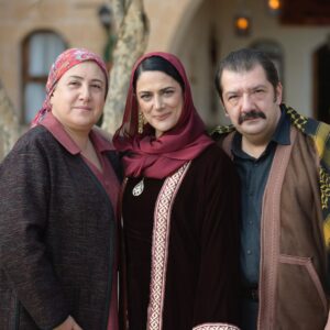 Veda Yurtsever Instagram - Hiç unutmam gene bir gün setteyiz, gâh çekiyoruz gâh eğleniyoruz... Buyrun, akşam da konaktayız, çaya gelin🫶😘🙏 @halefdizi @nowtvturkiye @mostproduction #halefköklerinçağrısı