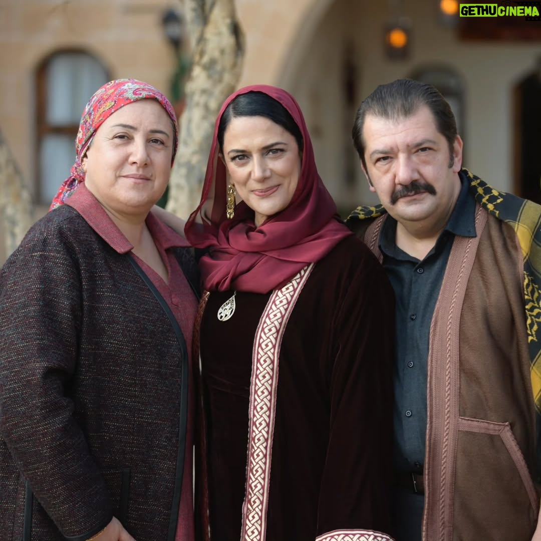 Veda Yurtsever - 32.8K Likes - Hiç unutmam gene bir gün setteyiz, gâh çekiyoruz gâh eğleniyoruz... Buyrun, akşam da konaktayız, çaya gelin🫶😘🙏 @halefdizi @nowtvturkiye @mostproduction #halefköklerinçağrısı
