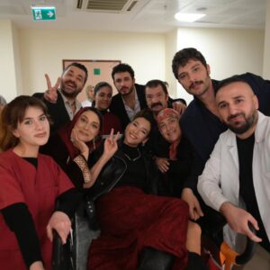 Veda Yurtsever Instagram - Hiç unutmam gene bir gün setteyiz, gâh çekiyoruz gâh eğleniyoruz... Buyrun, akşam da konaktayız, çaya gelin🫶😘🙏 @halefdizi @nowtvturkiye @mostproduction #halefköklerinçağrısı