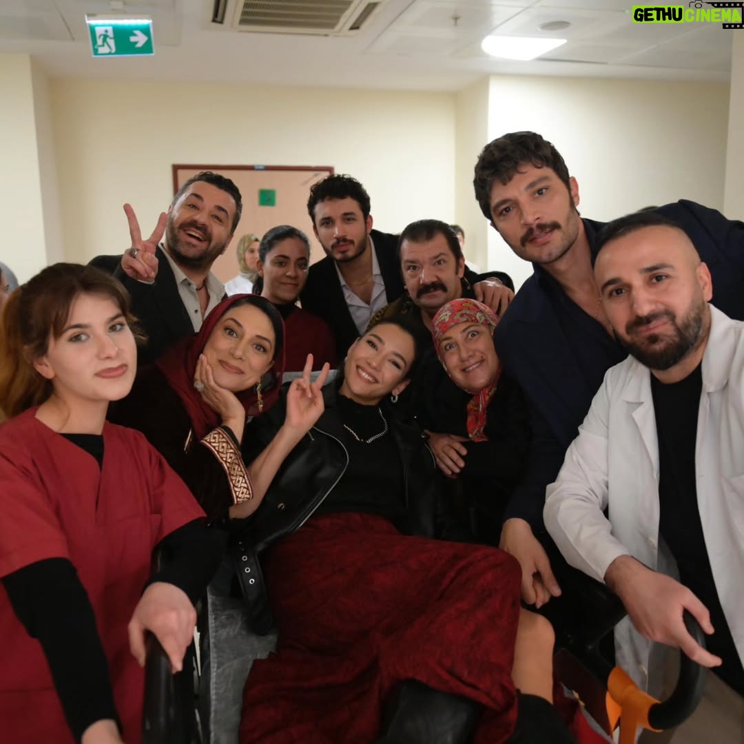 Veda Yurtsever - 32.8K Likes - Hiç unutmam gene bir gün setteyiz, gâh çekiyoruz gâh eğleniyoruz... Buyrun, akşam da konaktayız, çaya gelin🫶😘🙏 @halefdizi @nowtvturkiye @mostproduction #halefköklerinçağrısı