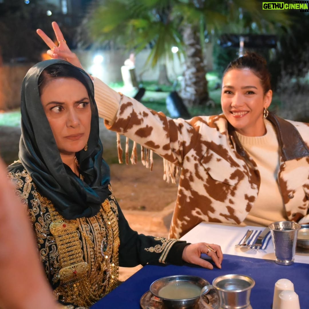 Veda Yurtsever - 32.8K Likes - Hiç unutmam gene bir gün setteyiz, gâh çekiyoruz gâh eğleniyoruz... Buyrun, akşam da konaktayız, çaya gelin🫶😘🙏 @halefdizi @nowtvturkiye @mostproduction #halefköklerinçağrısı