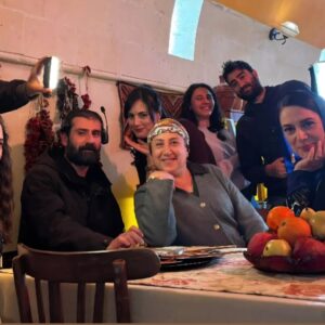 Veda Yurtsever Instagram - Hiç unutmam gene bir gün setteyiz, gâh çekiyoruz gâh eğleniyoruz... Buyrun, akşam da konaktayız, çaya gelin🫶😘🙏 @halefdizi @nowtvturkiye @mostproduction #halefköklerinçağrısı