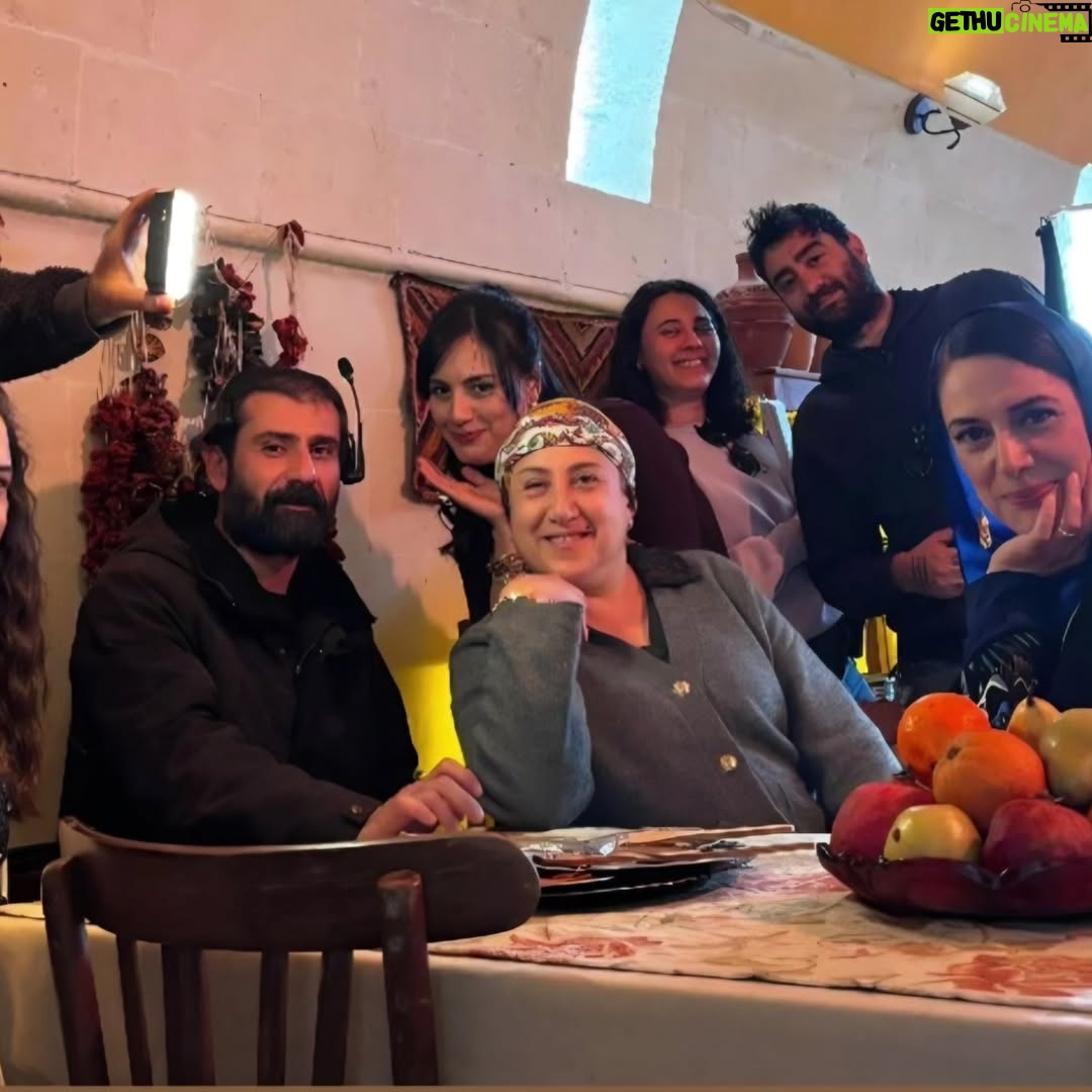 Veda Yurtsever - 32.8K Likes - Hiç unutmam gene bir gün setteyiz, gâh çekiyoruz gâh eğleniyoruz... Buyrun, akşam da konaktayız, çaya gelin🫶😘🙏 @halefdizi @nowtvturkiye @mostproduction #halefköklerinçağrısı