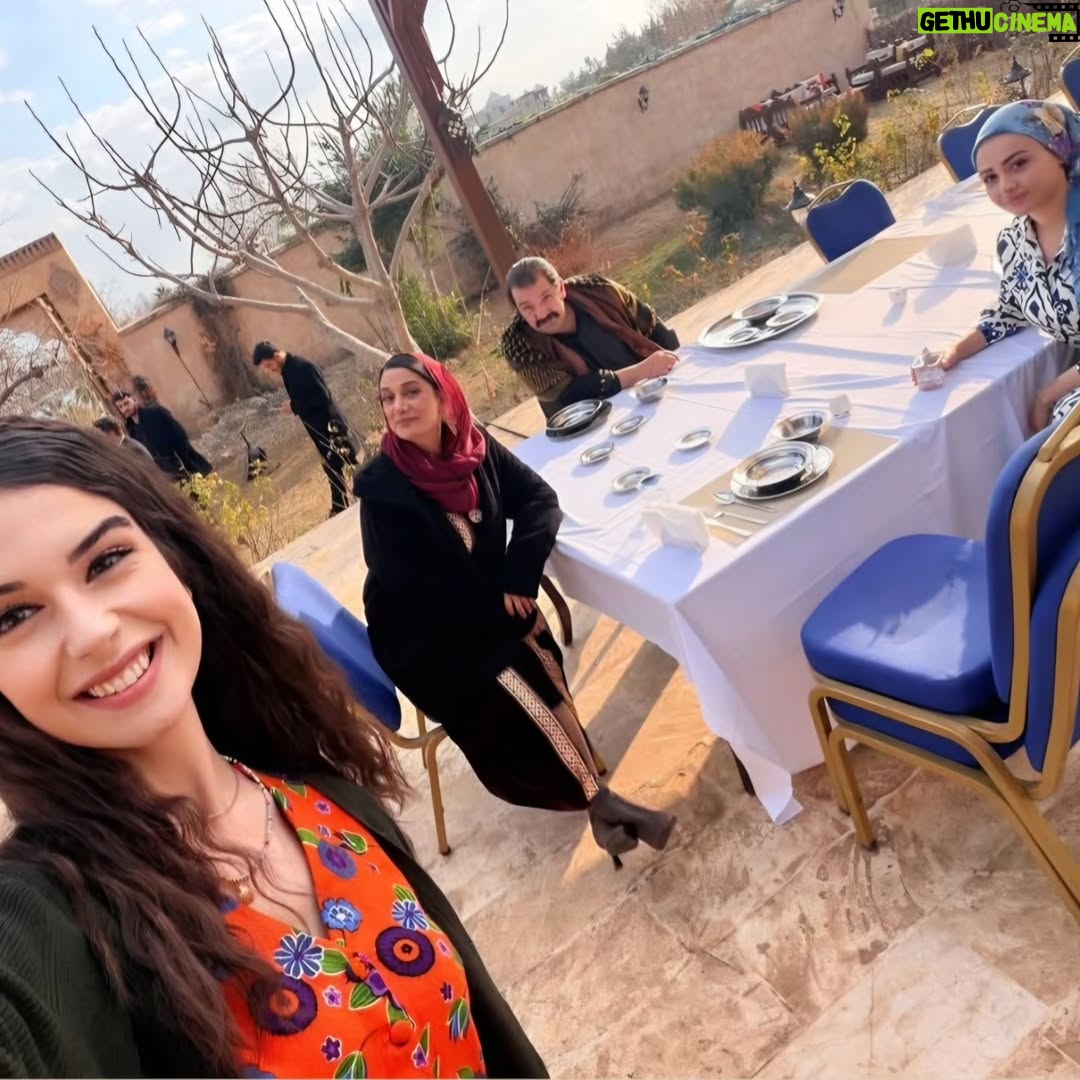 Veda Yurtsever - 32.8K Likes - Hiç unutmam gene bir gün setteyiz, gâh çekiyoruz gâh eğleniyoruz... Buyrun, akşam da konaktayız, çaya gelin🫶😘🙏 @halefdizi @nowtvturkiye @mostproduction #halefköklerinçağrısı