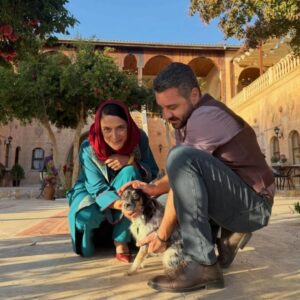 Veda Yurtsever Instagram - Hiç unutmam gene bir gün setteyiz, gâh çekiyoruz gâh eğleniyoruz... Buyrun, akşam da konaktayız, çaya gelin🫶😘🙏 @halefdizi @nowtvturkiye @mostproduction #halefköklerinçağrısı