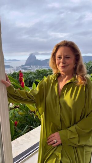 Vera Fischer Instagram - Meus amores… 💚 Nasci em Blumenau… mas foi o Rio de Janeiro que me adotou. Cheguei aqui nos anos 70, cheia de sonhos, e nunca mais fui embora. 🥹🌴☀️⛵️
Há mais de 50 anos, essa cidade é o meu cenário, o meu palco, o meu lar. 🏠 🌻💛
Foi aqui que vivi personagens inesquecíveis, amores, desafios e tantas histórias que se misturam com a minha própria vida.
Hoje, nos seus 461 anos, eu só posso agradecer.
Rio, você me acolheu…
e eu escolhi ficar. 💙✨
Parabéns Rio!