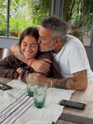 Verónica Lozano Instagram - Dias en familia ,rutina de amor , amigos cosas ricas y ver el día pasar.
Leer, cocinar, beber, amar , escribir por WhatsApp: “ a comer 🥣 “ 
Acariciar perros y caballos. 
Elegir platos , servilletas y cubiertos .
Tomar sol no es tanto lo mío ,darse un chapuzón , sentir el agua fresquita y decretar sanación .
Volver a ver amigos que quiero , llegar siempre de visita con “algo” es ley ! Flores cortadas del jardin , vino o algo dulce .
Mirar como nuestra hija crece y sentir nostalgia .
Prender el fuego , las velas y el corazón 💞