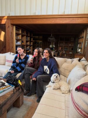Verónica Lozano Instagram - Dias en familia ,rutina de amor , amigos cosas ricas y ver el día pasar.
Leer, cocinar, beber, amar , escribir por WhatsApp: “ a comer 🥣 “ 
Acariciar perros y caballos. 
Elegir platos , servilletas y cubiertos .
Tomar sol no es tanto lo mío ,darse un chapuzón , sentir el agua fresquita y decretar sanación .
Volver a ver amigos que quiero , llegar siempre de visita con “algo” es ley ! Flores cortadas del jardin , vino o algo dulce .
Mirar como nuestra hija crece y sentir nostalgia .
Prender el fuego , las velas y el corazón 💞