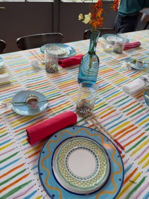 Verónica Lozano Instagram - Dias en familia ,rutina de amor , amigos cosas ricas y ver el día pasar.
Leer, cocinar, beber, amar , escribir por WhatsApp: “ a comer 🥣 “ 
Acariciar perros y caballos. 
Elegir platos , servilletas y cubiertos .
Tomar sol no es tanto lo mío ,darse un chapuzón , sentir el agua fresquita y decretar sanación .
Volver a ver amigos que quiero , llegar siempre de visita con “algo” es ley ! Flores cortadas del jardin , vino o algo dulce .
Mirar como nuestra hija crece y sentir nostalgia .
Prender el fuego , las velas y el corazón 💞