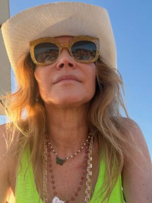 Verónica Lozano Instagram - Dias en familia ,rutina de amor , amigos cosas ricas y ver el día pasar.
Leer, cocinar, beber, amar , escribir por WhatsApp: “ a comer 🥣 “ 
Acariciar perros y caballos. 
Elegir platos , servilletas y cubiertos .
Tomar sol no es tanto lo mío ,darse un chapuzón , sentir el agua fresquita y decretar sanación .
Volver a ver amigos que quiero , llegar siempre de visita con “algo” es ley ! Flores cortadas del jardin , vino o algo dulce .
Mirar como nuestra hija crece y sentir nostalgia .
Prender el fuego , las velas y el corazón 💞