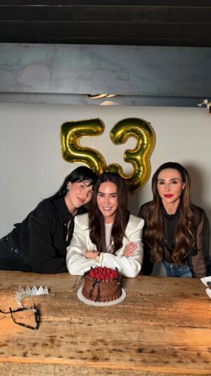 Vicky Martín Berrocal Instagram - 53 años y sintiéndome mejor que nunca! 
Soy feliz de poder decir que sigo atravesando los mejores años de mi vida 💃
Gracias a todos los que me acompañáis cada día y por todo el cariño que me dais.
Gracias de corazón ❤️