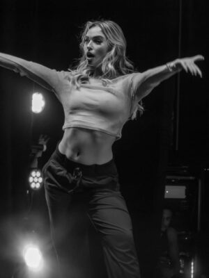 Victoria Baldesarra Instagram - First leg of tour ✔️ thank you to every single one of you out here in the UK & Ireland that made these shows possible. We love y’all beyond words! 💗 

See you soon 🇨🇦   🇦🇺