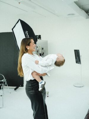 Victoria Mehault Instagram - My forever boy 🤍 premier shooting pour boubou, il était tout content et faisait n’importe quoi 😂 Il a même jugé nécessaire de faire une pause en s’allongeant au sol 😭😭 📸 @luciledafonseca