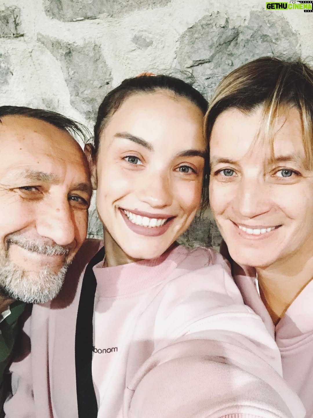 Viktoriya Dayneko - 9.5K Likes - Сегодня годовщина свадьбы у мамы с папой! 40 лет!!!назад они стали мужем и женой!!!😍❤️🎉