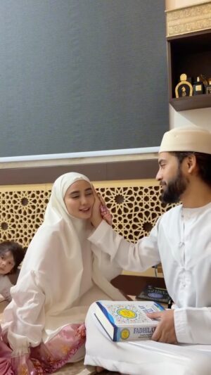 Wawa Zainal Instagram - Happy anniversary sayang….
Alhamdulillah sudah 14 tahun kita bersama…

Setiap hari bersamamu, membuat aku belajar makna sabar dan syukur.
Sungguh…Aku mencintaimu karena Allah, dan karena itu aku ingin terus bersamamu.

Ya Rabb, jadikanlah pernikahan ini kendaraan kami menuju Jannah….Amin…