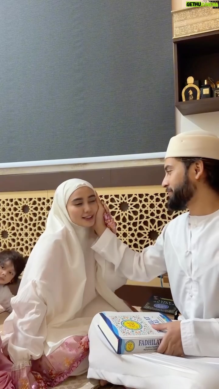 Wawa Zainal - 51.9K Likes - Happy anniversary sayang….
Alhamdulillah sudah 14 tahun kita bersama…

Setiap hari bersamamu, membuat aku belajar makna sabar dan syukur.
Sungguh…Aku mencintaimu karena Allah, dan karena itu aku ingin terus bersamamu.

Ya Rabb, jadikanlah pernikahan ini kendaraan kami menuju Jannah….Amin…