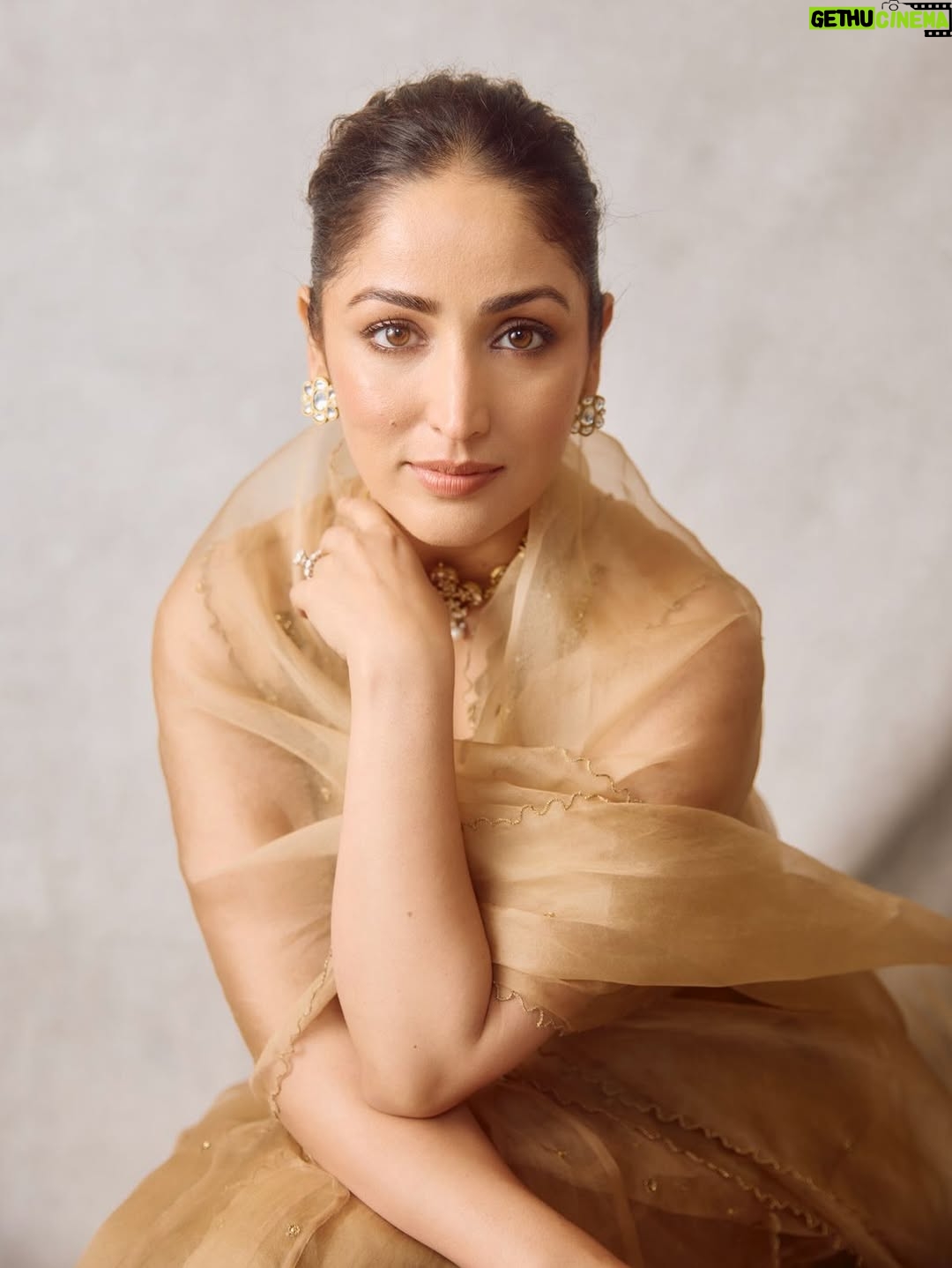 Yami Gautam - 722.8K Likes - 🤎

Outfit- @shaybyshubhamtak 
Jewellery- @anumerton 
Footwear- @eridani.in 

Styling- @alliaalrufai @alliaandnayaab 
Styling team- @aditisubramaniam 
Makeup- @reshmaamerchant 
Hair- @arvindkumar_hair 
Photography- @kadamajay