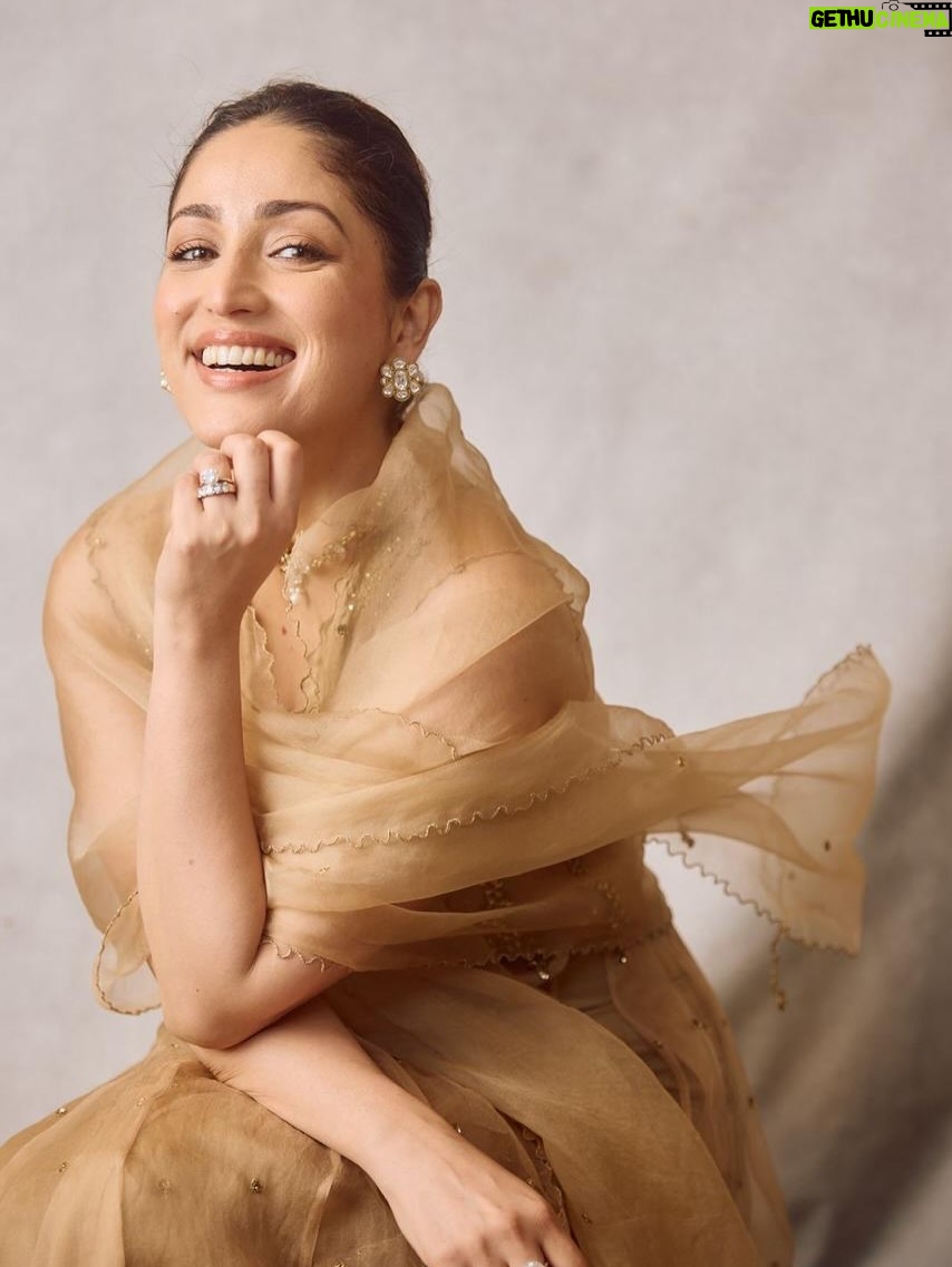 Yami Gautam - 722.8K Likes - 🤎

Outfit- @shaybyshubhamtak 
Jewellery- @anumerton 
Footwear- @eridani.in 

Styling- @alliaalrufai @alliaandnayaab 
Styling team- @aditisubramaniam 
Makeup- @reshmaamerchant 
Hair- @arvindkumar_hair 
Photography- @kadamajay