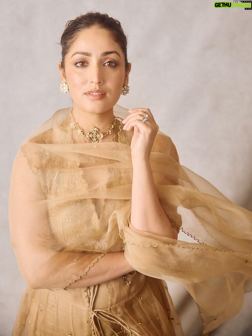 Yami Gautam - 722.8K Likes - 🤎

Outfit- @shaybyshubhamtak 
Jewellery- @anumerton 
Footwear- @eridani.in 

Styling- @alliaalrufai @alliaandnayaab 
Styling team- @aditisubramaniam 
Makeup- @reshmaamerchant 
Hair- @arvindkumar_hair 
Photography- @kadamajay